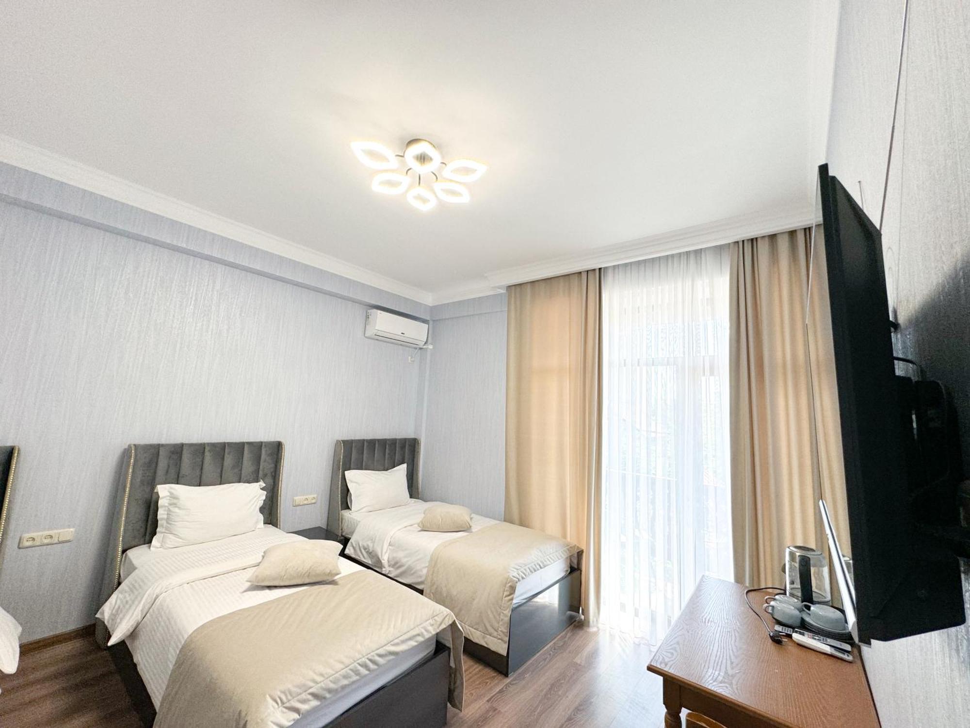 Armenia Hotel エレバン エクステリア 写真